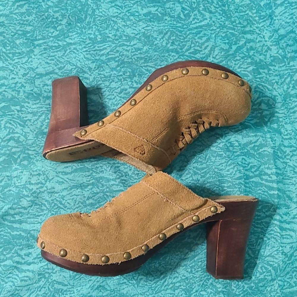 Roxy "Yodel" Suede Heels - Picture 4 of 14